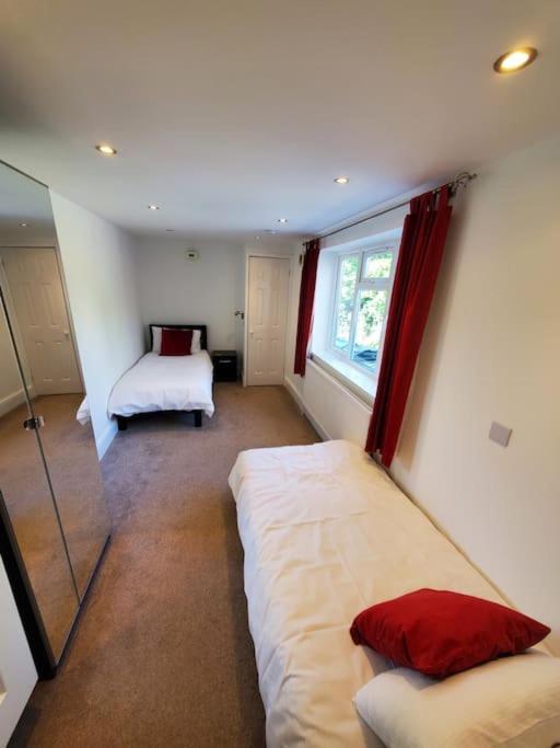 Central Windsor 2 Bedroom Flat With Free Parking Exterior photo
